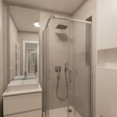 Henry's Appt With A Private 411 - Shared Kitchen *
