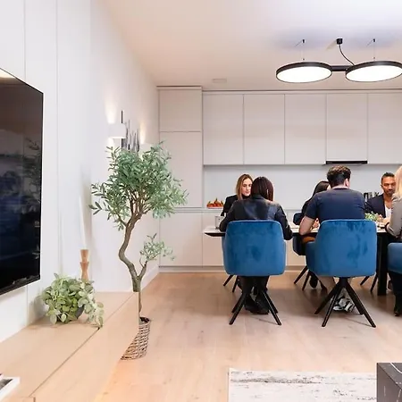 Henry's Appt With A Private 411 - Shared Kitchen *