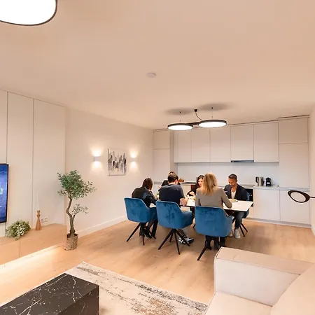 Henry's Appt With A Private 411 - Shared Kitchen *